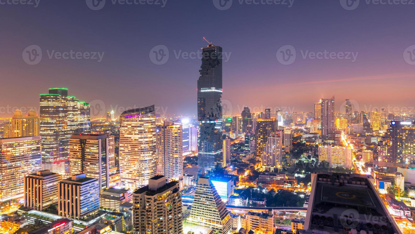 stadtbildansicht des modernen bürogebäudes in der geschäftszone in bangkok, thailand. Bangkok ist die Hauptstadt von Thailand und auch die bevölkerungsreichste Stadt. foto
