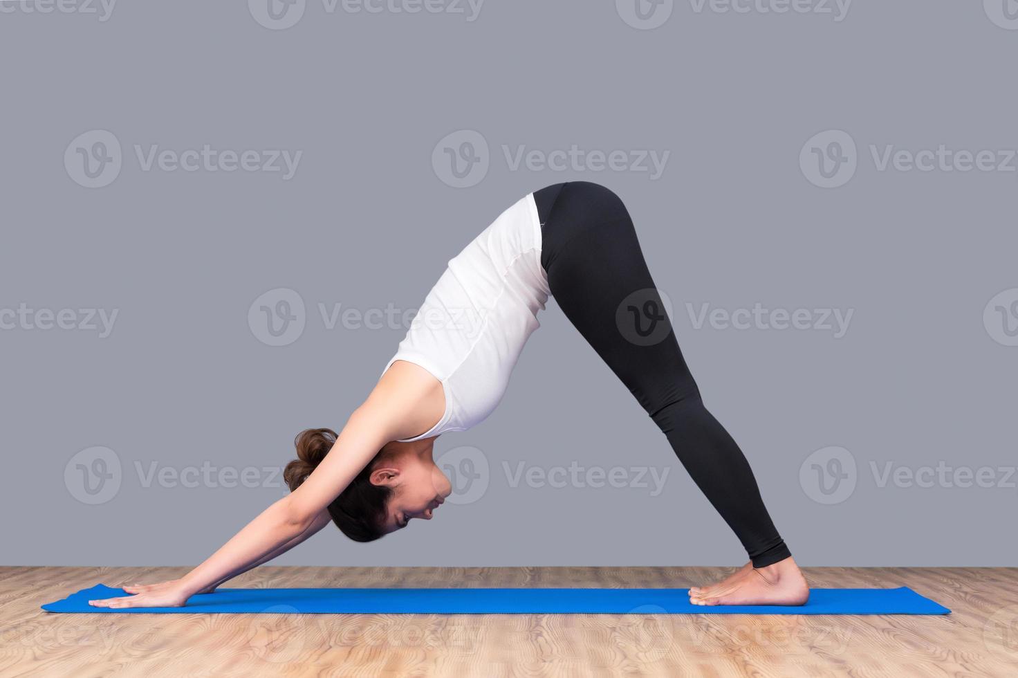 asiatische gesunde Frau, die Yoga im Sportstudio ausübt, Mädchen, das Sport indoor.photo macht, Design für sportliche Fitnessfrau und Gesundheitskonzept. foto