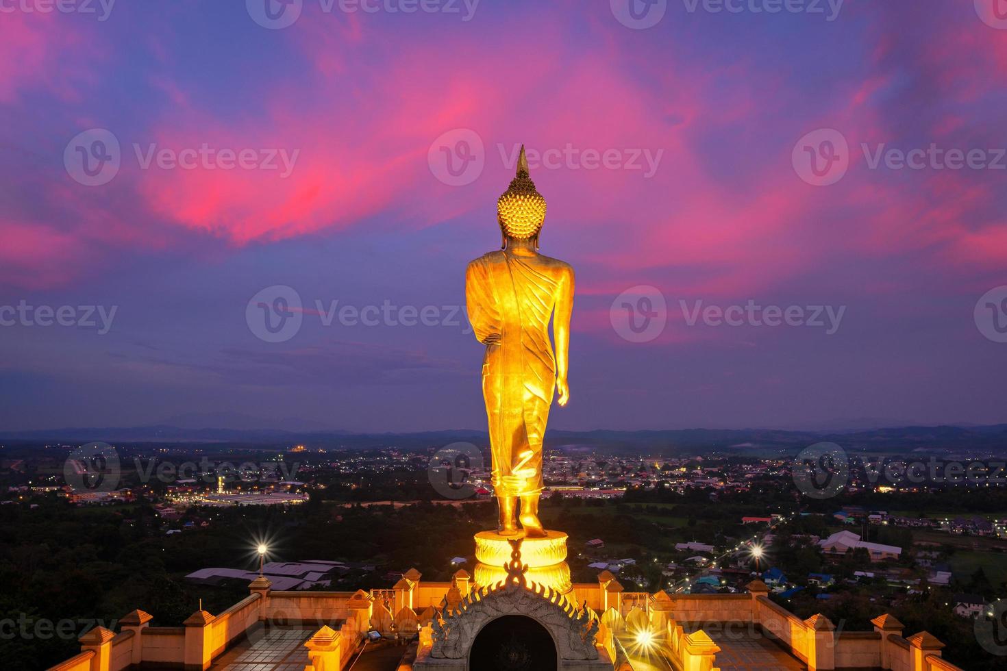 der segnende buddha im wat phra that khao noi während des sonnenuntergangs in der provinz nan, thailand foto