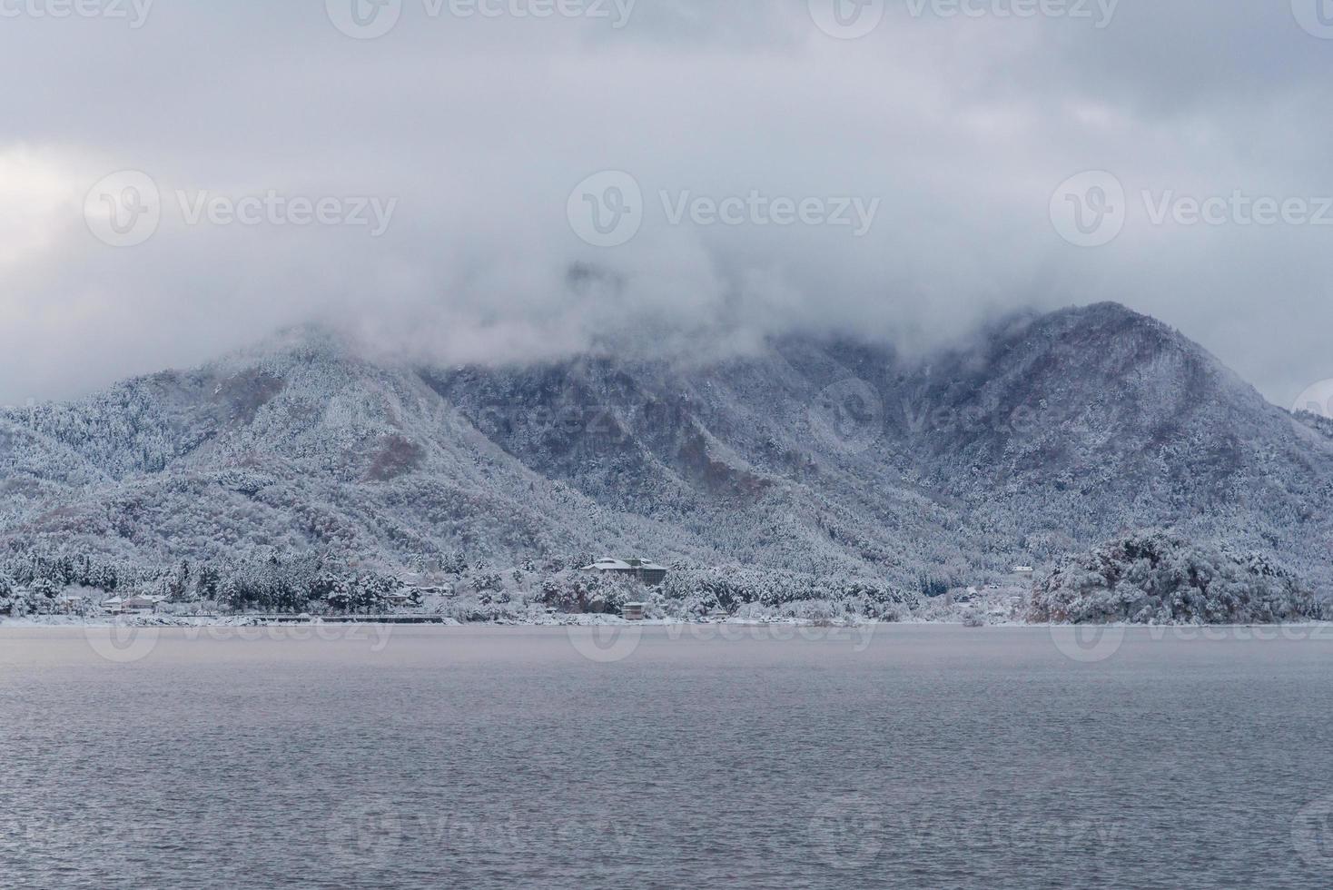 frischer weißer Schnee fällt im öffentlichen Park in der Wintersaison in Kawaguchiko, Japan foto