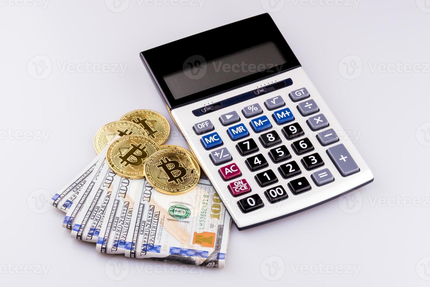 Finanzrechner auf Bitcoin- und US-Dollar-Bankhintergrund. Konzeptionelles Design für Technologie der Kryptowährung und Geldanlage. foto