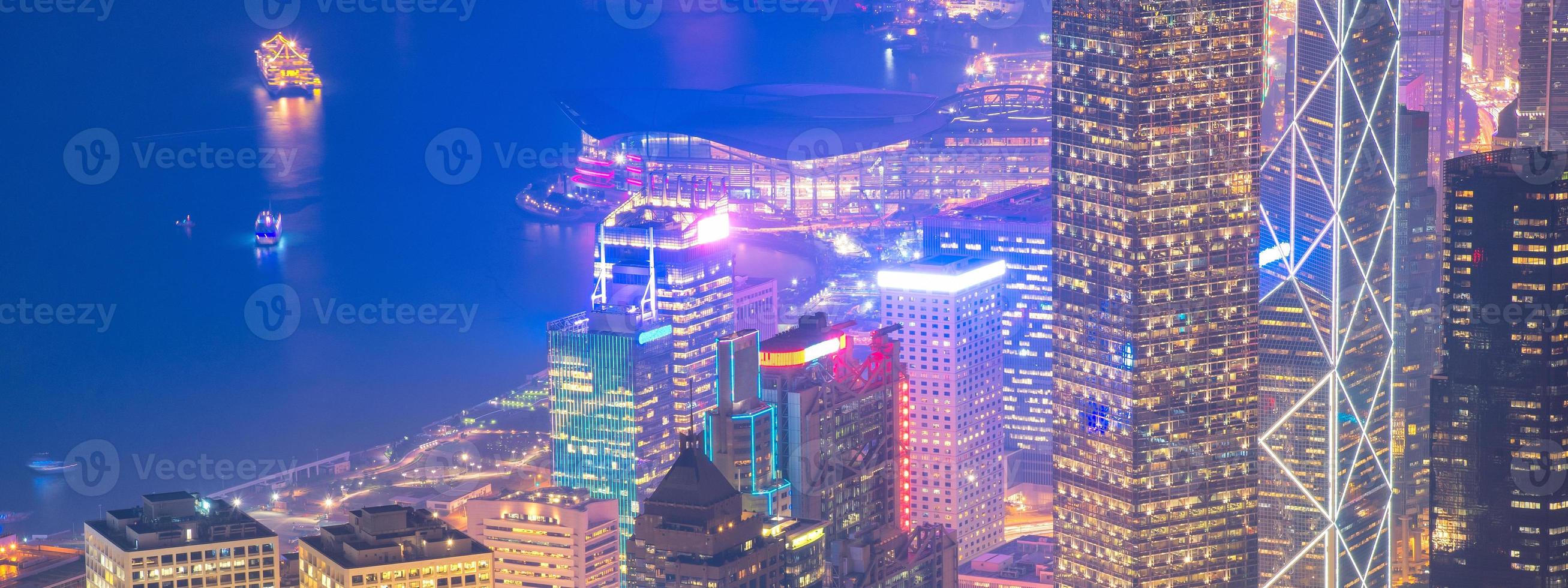 hong kong innenstadt der berühmte stadtbild blick auf die skyline von hongkong während der dämmerung blick vom victoria-gipfel in hongkong. foto