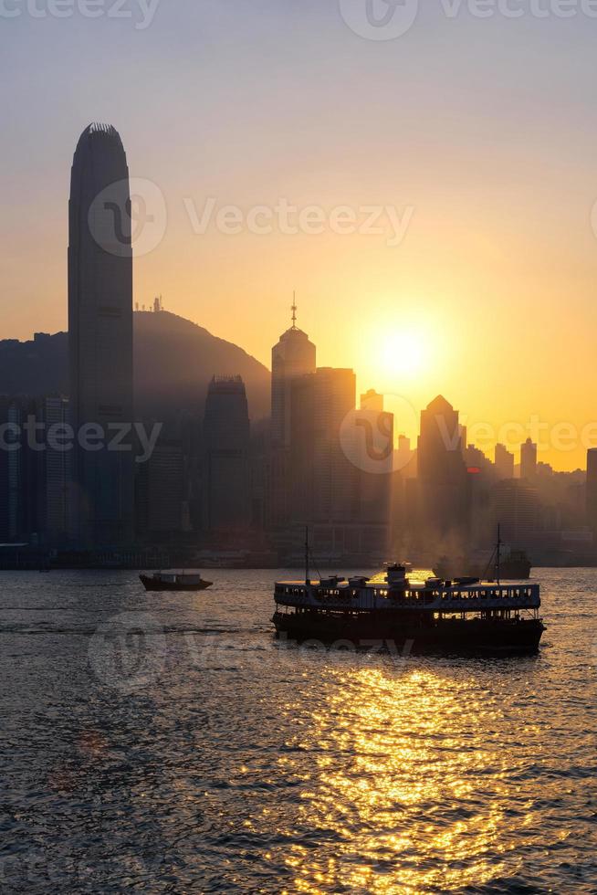Hongkong traditionelles chinesisches Holzboot für Touristenservice im Hafen von Victoria bei Sonnenuntergang von der Kowloon-Seite in Hongkong foto