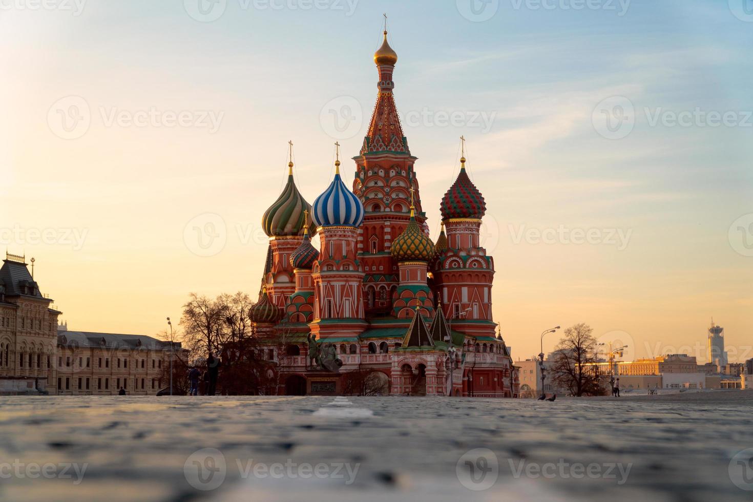 Sankt-Basilikum-Kathedrale am Roten Platz bei Sonnenaufgang in Moskau in Russland foto