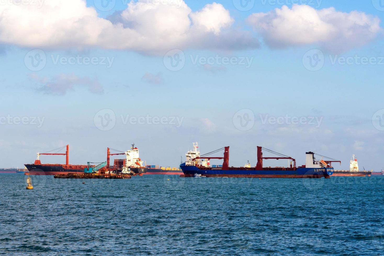 Logistik-Containerschiff am Versandhof Haupttransport der Frachtcontainerschifffahrt im Hafen von Singapur foto