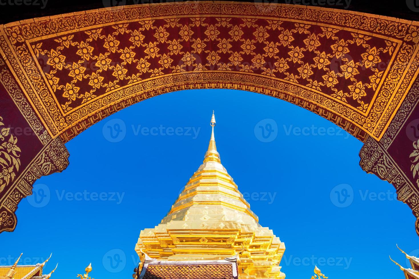 Wat Phra That Doi Suthep mit blauem Himmel in Chiang Mai. der attraktive aussichtspunkt für touristen und wahrzeichen von chiang mai, thailand foto