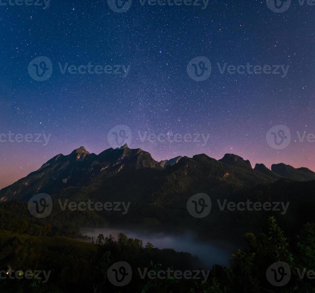 Nachtansicht des Berges Doi Luang Chiang Dao mit Sternen am Himmel, der berühmte Berg für Touristen in Chiang Mai, Thailand? foto