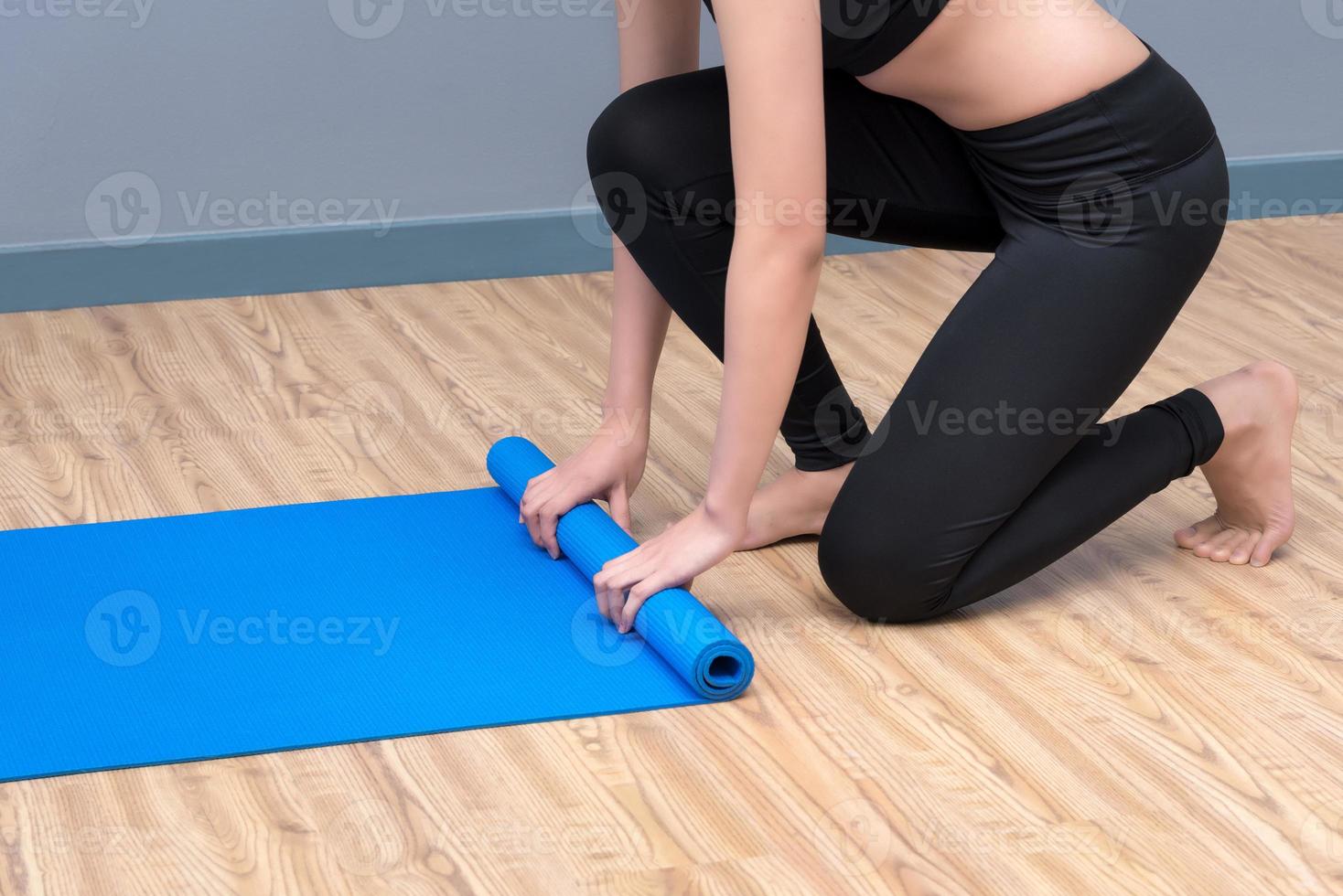 gesunde Frau, die Yoga im Sportstudio ausübt, Mädchen, das Sport indoor.photo macht, Design für sportliche Fitnessfrau und Gesundheitskonzept. foto