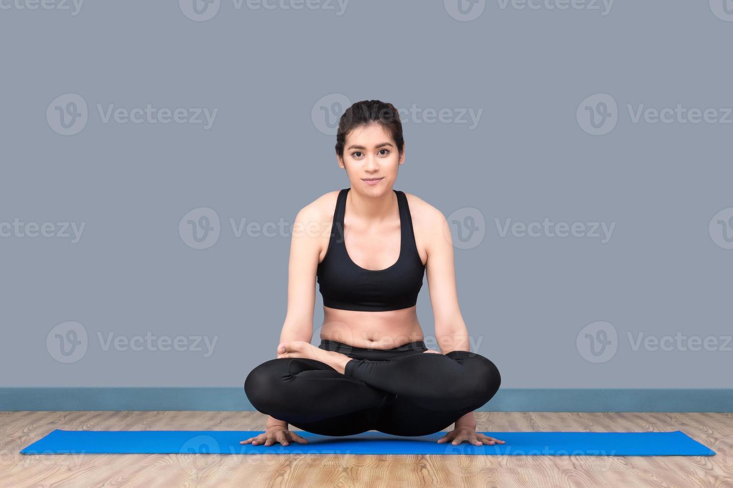 gesunde Frau, die Yoga im Sportstudio ausübt, Mädchen, das Sport indoor.photo macht, Design für sportliche Fitnessfrau und Gesundheitskonzept. foto