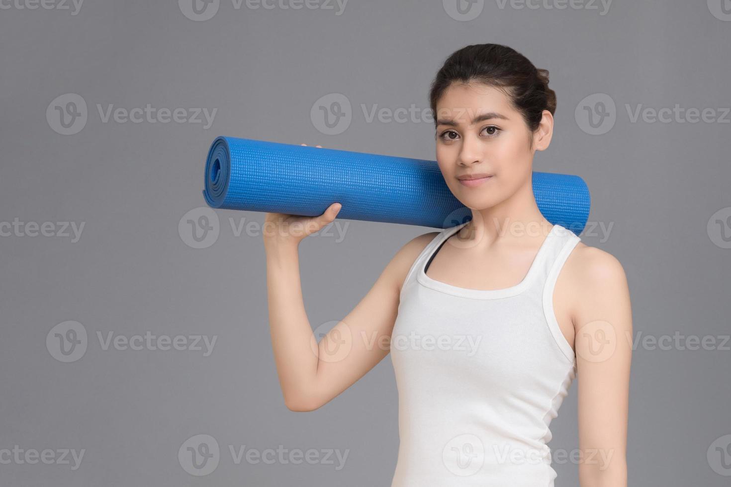 asiatische gesunde frau, die bereit ist, im sportstudio zu trainieren, mädchen, das sport indoor.photo design für fitness, sportliche frau und gesundheitskonzept. foto