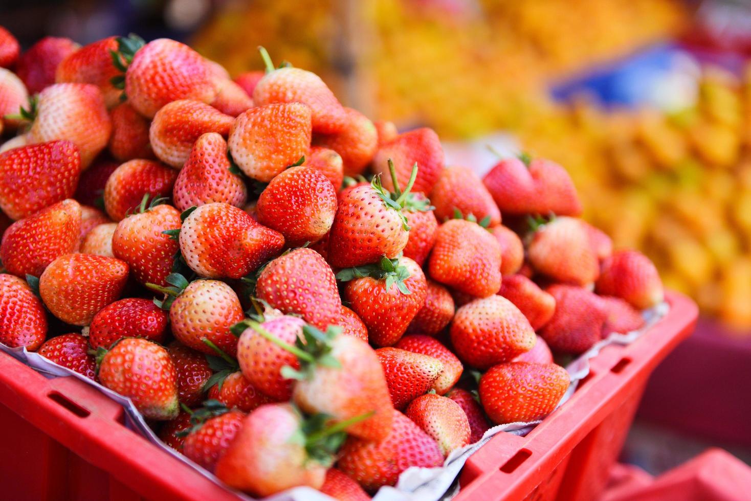 Haufen reifer Erdbeeren im Korb zum Verkauf auf dem Markt Obst - geernteter frischer Erdbeerhintergrund foto