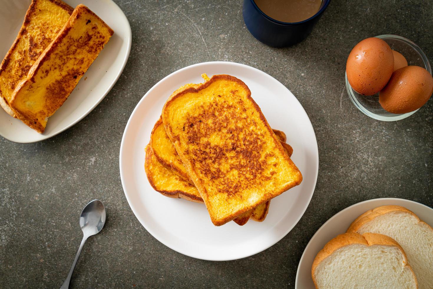 French Toast auf weißem Teller foto