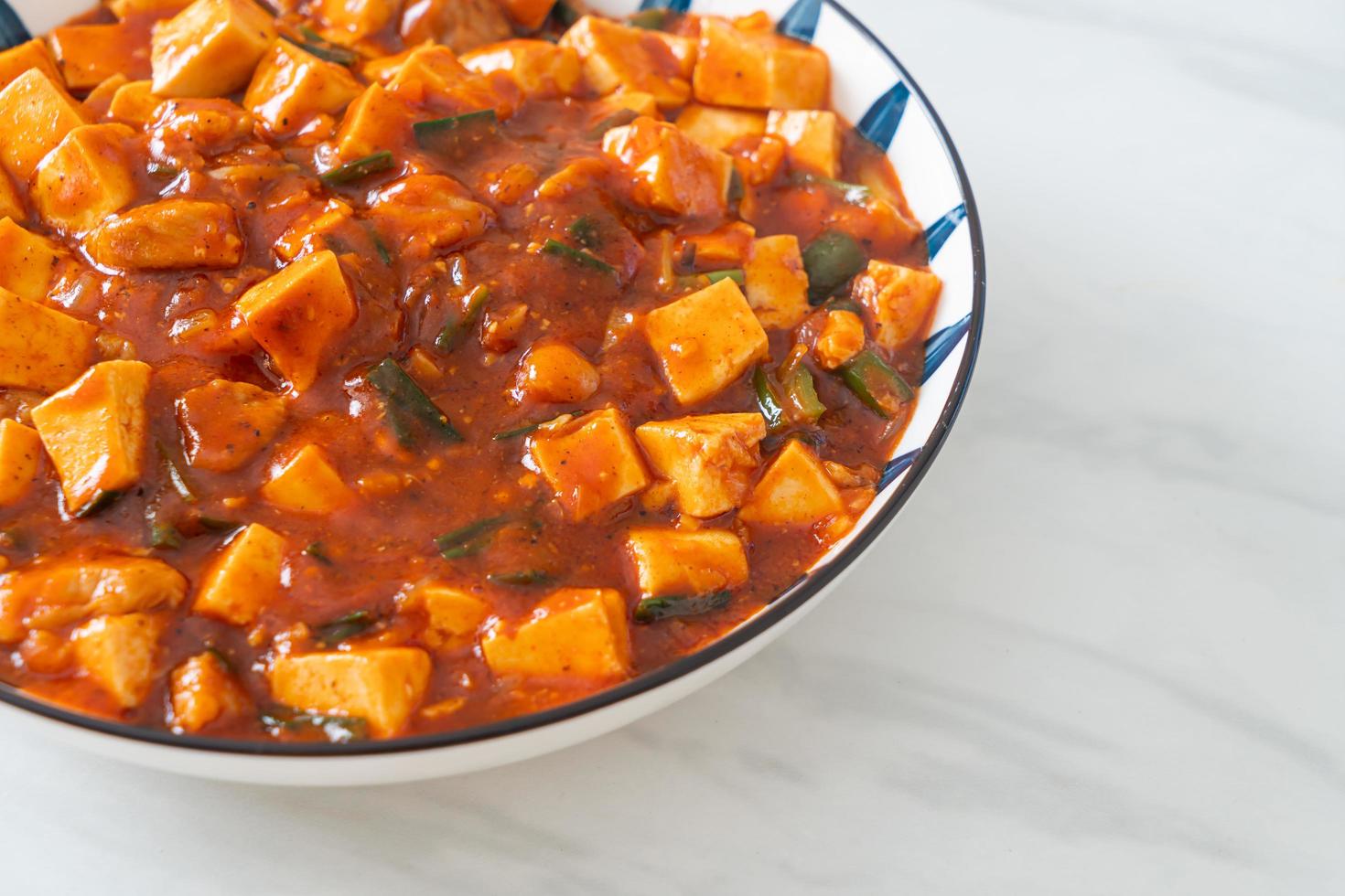 Mapo Tofu - das traditionelle Sichuan-Gericht aus Seidentofu und Rinderhackfleisch, gefüllt mit Mala-Geschmack aus Chiliöl und Sichuan-Pfefferkörnern. foto