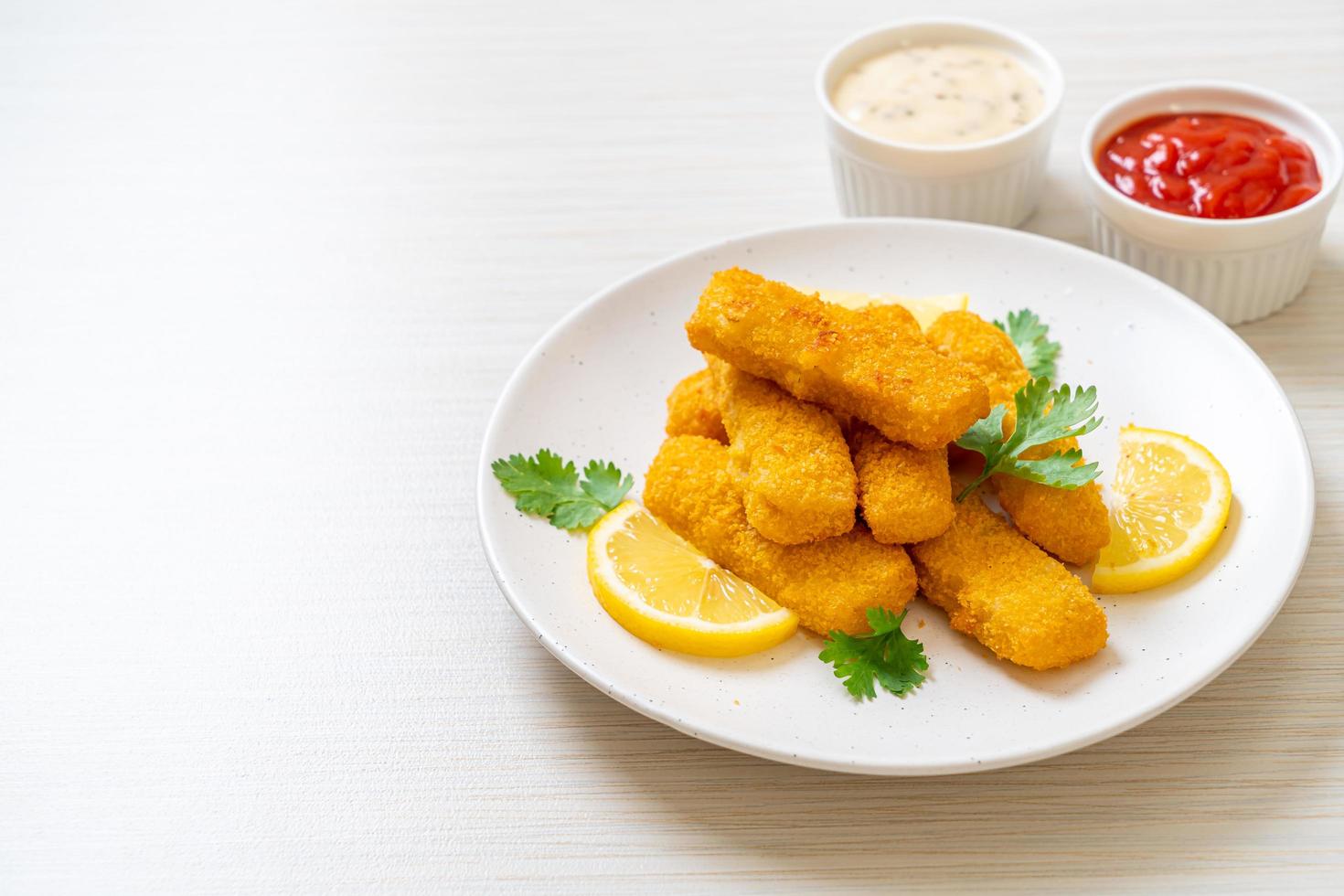 gebratene Fischstäbchen oder Pommes frites foto