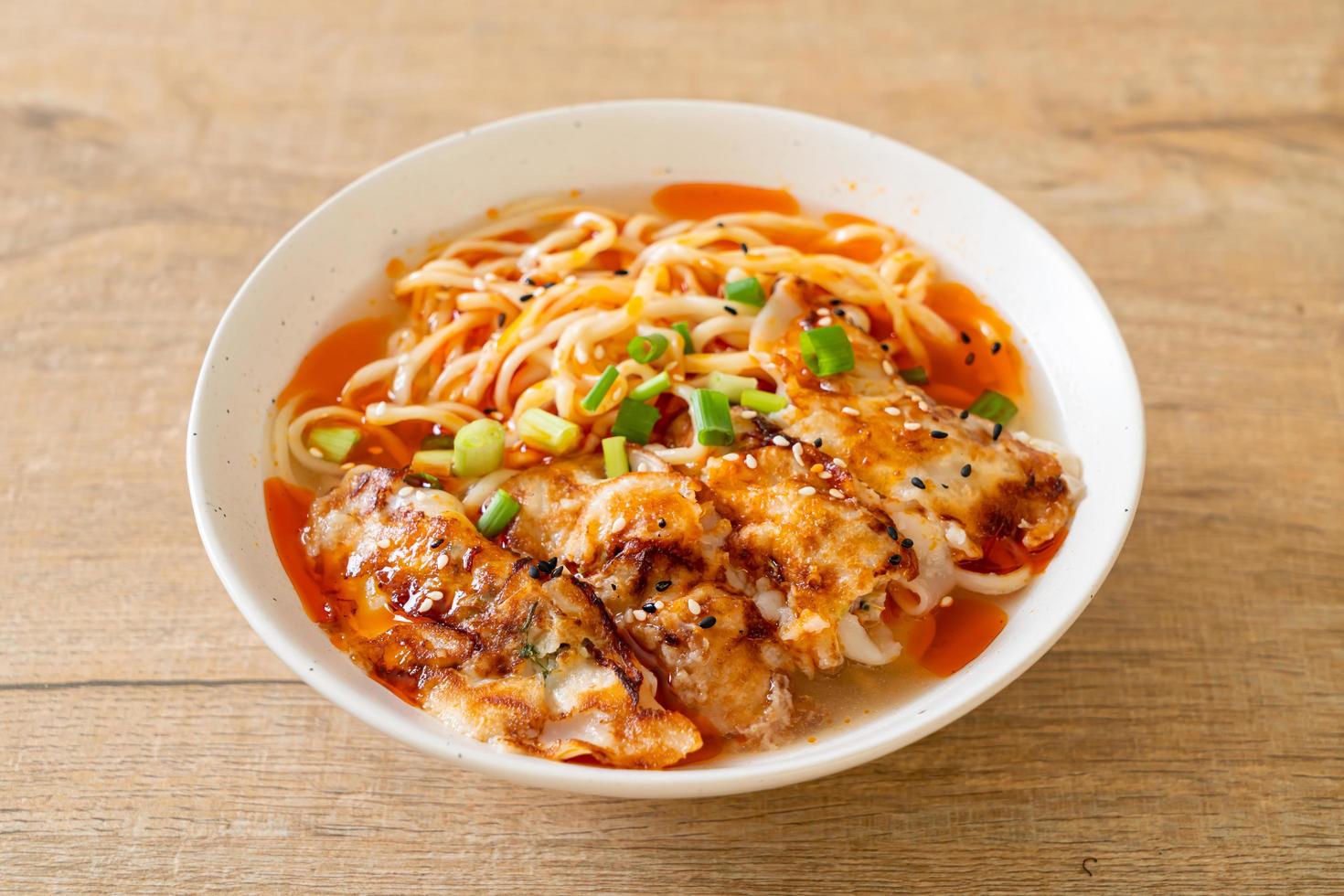 Ramen-Nudeln mit Gyoza oder Schweineknödel foto