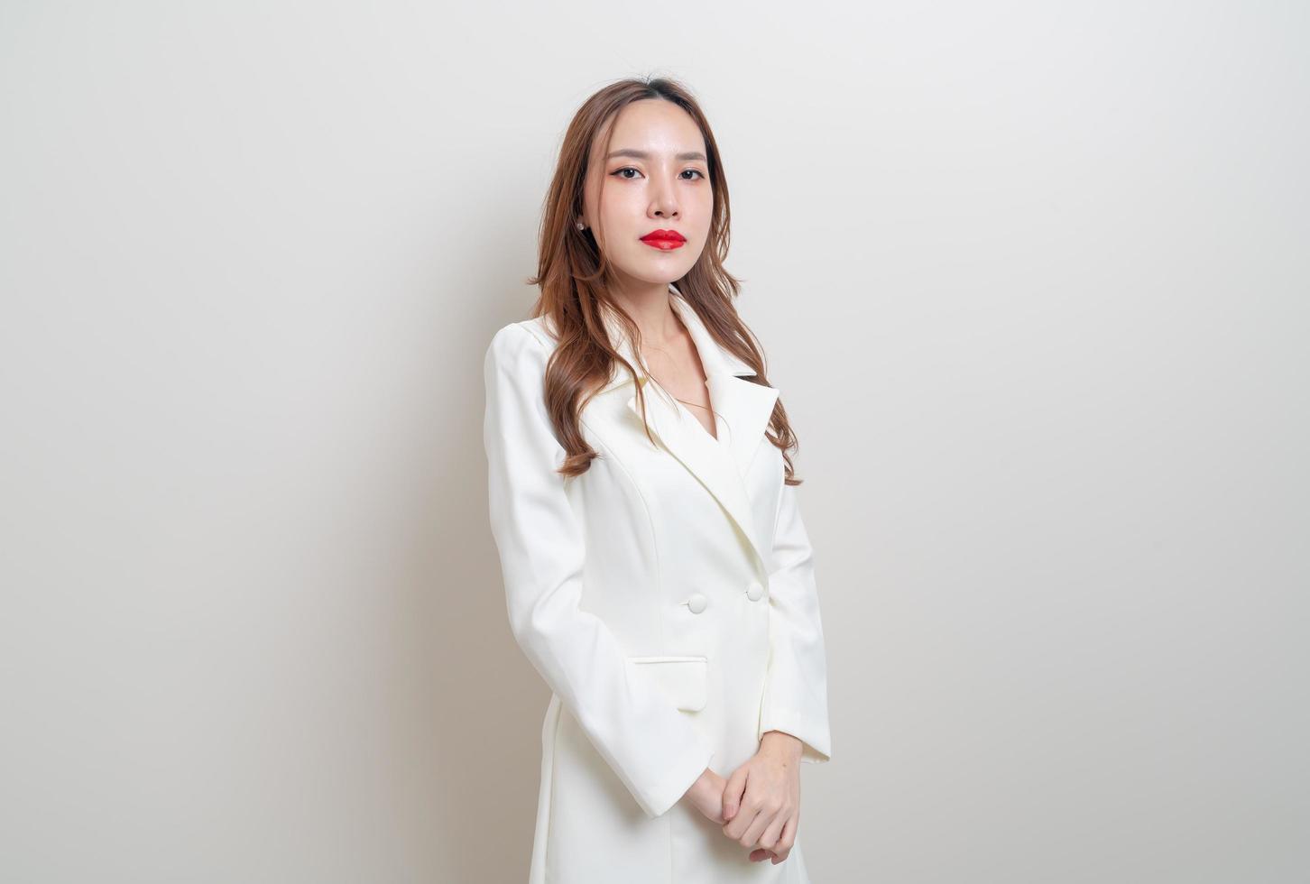 Porträt schöne Geschäftsfrau im weißen Anzug foto