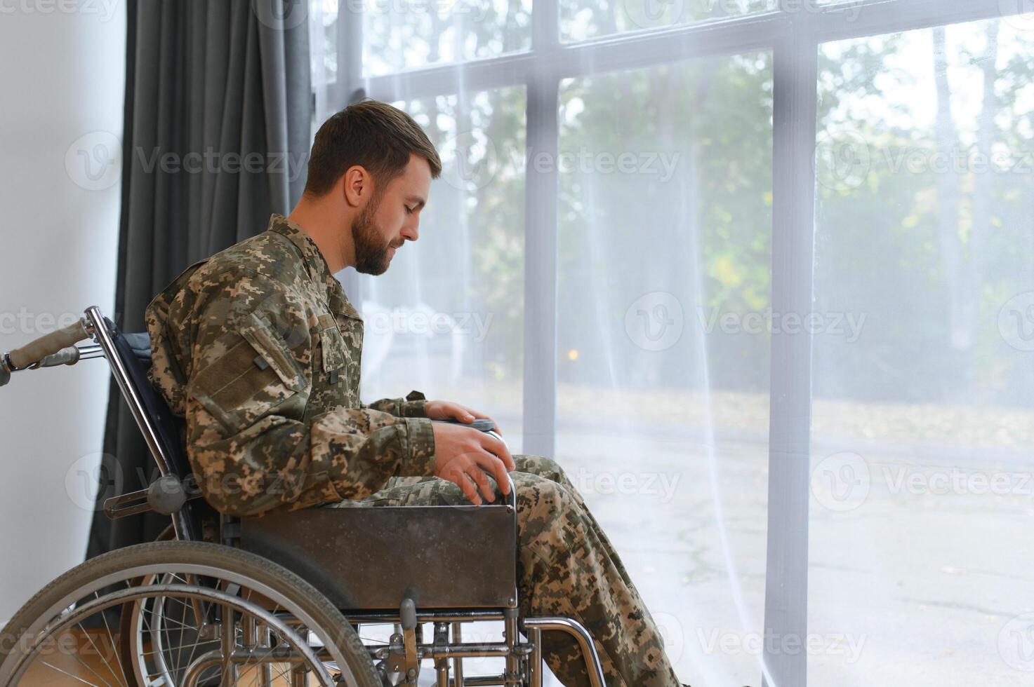 unzufrieden Militär- Mann Sitzung im Rollstuhl. foto