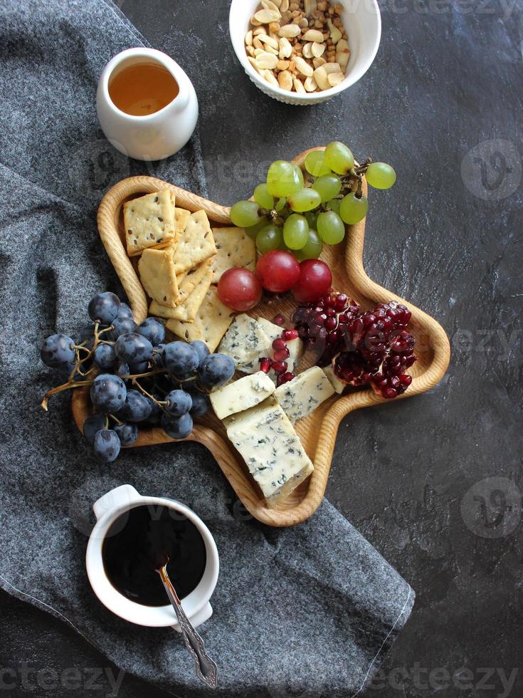Vorspeise für Wein, Käseplatte mit Trauben und Feigen foto