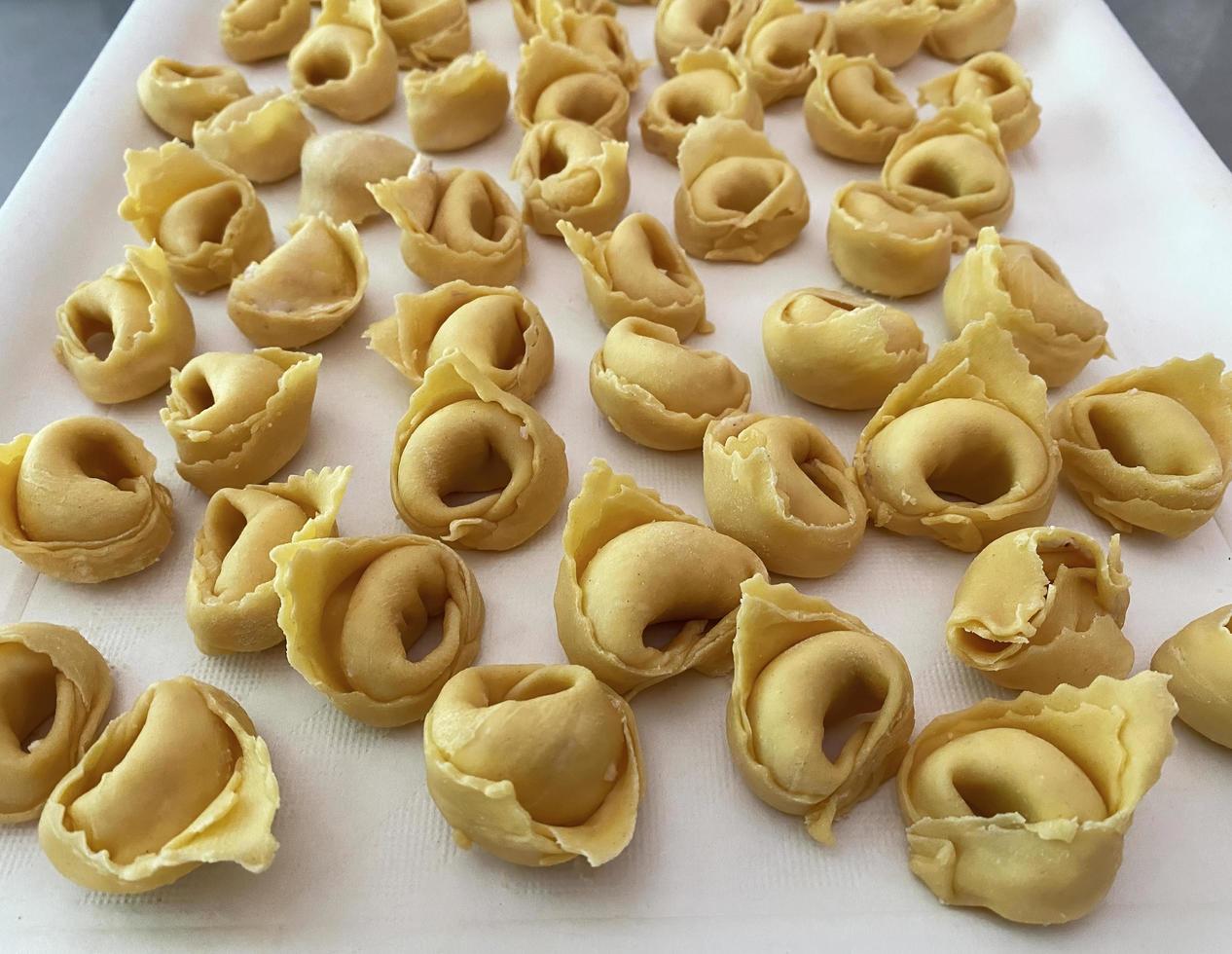 rohe italienische Tortellini auf Tablett. traditionelle italienische Pasta. foto