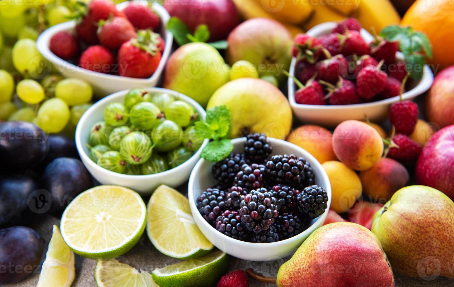 frische Sommerfrüchte und Beeren foto