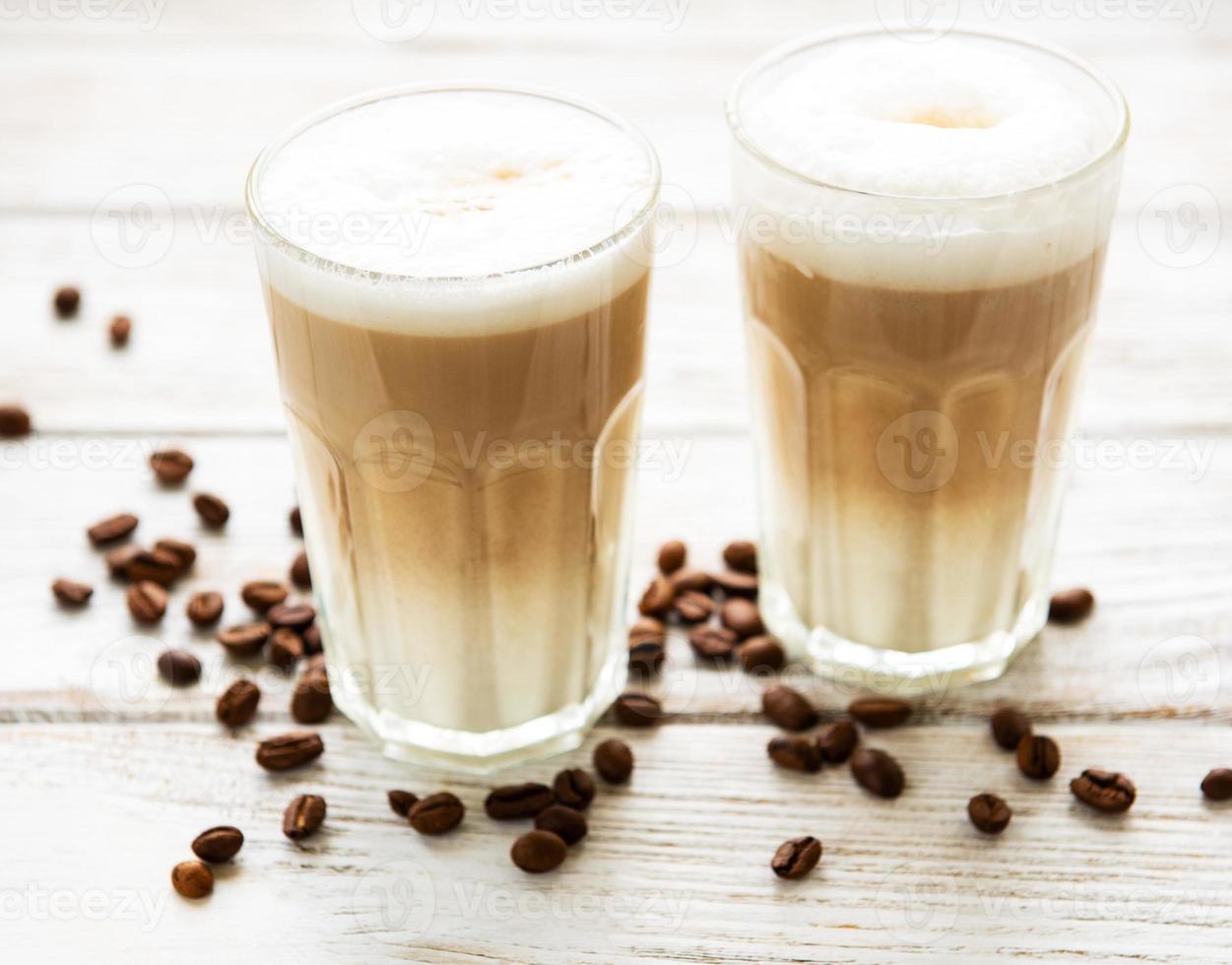 zwei Gläser Latte Kaffee und Kaffeebohnen foto