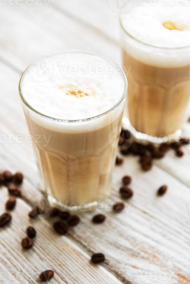 zwei Gläser Latte Kaffee und Kaffeebohnen foto