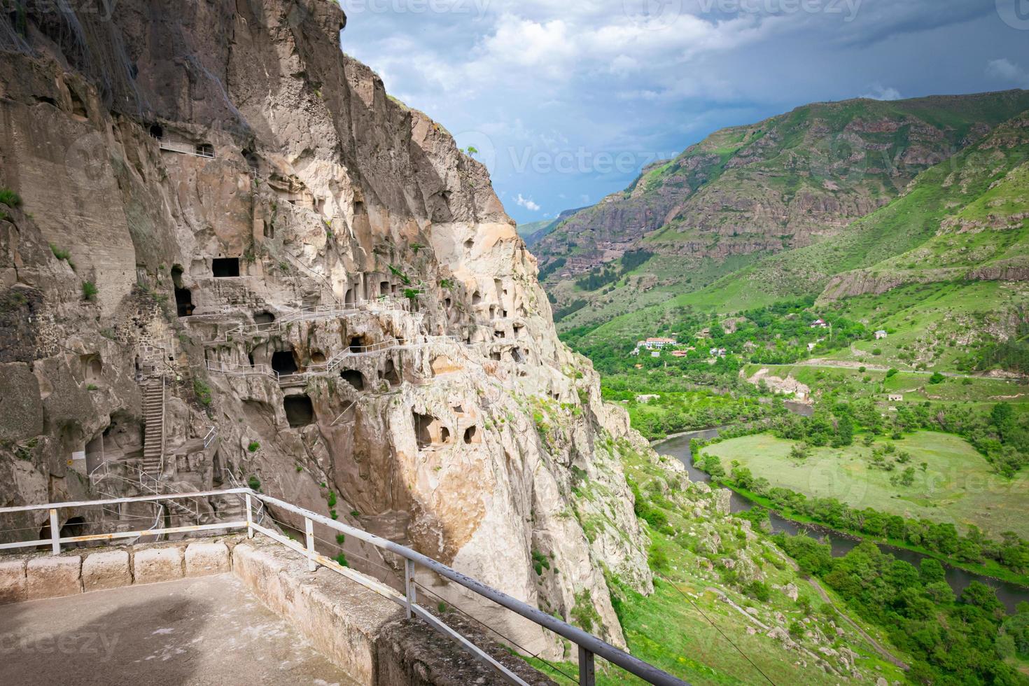 Panoramablick auf die Höhlen der Stadt Vardzia mit grünem Canyon im Hintergrund foto