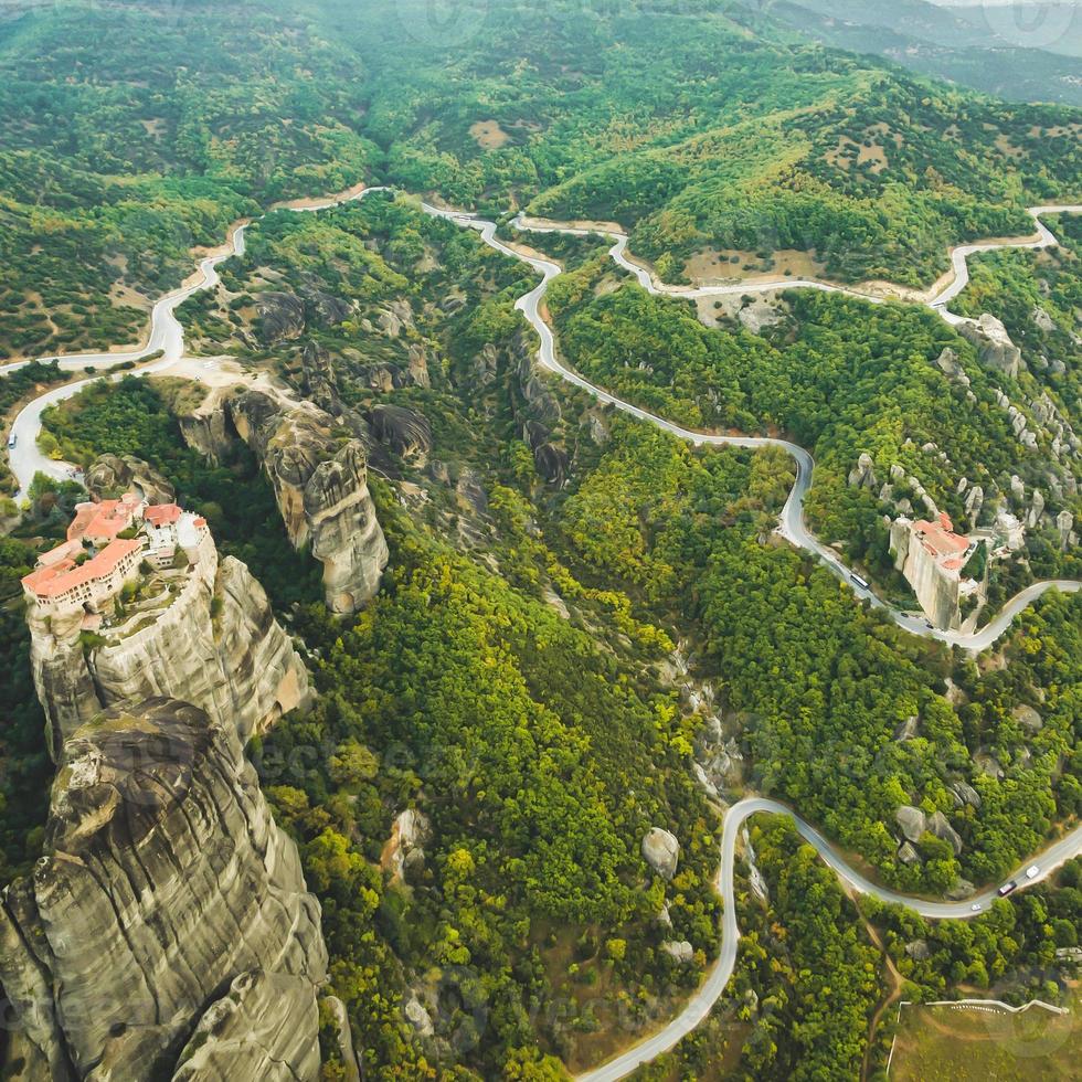 Flug über Straßen und stimmungsvolle Landschaften in Meteora foto