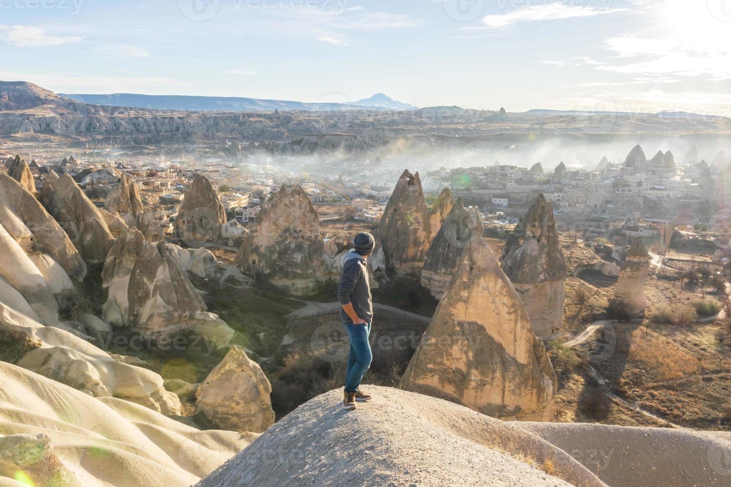 Person steht in Göreme foto