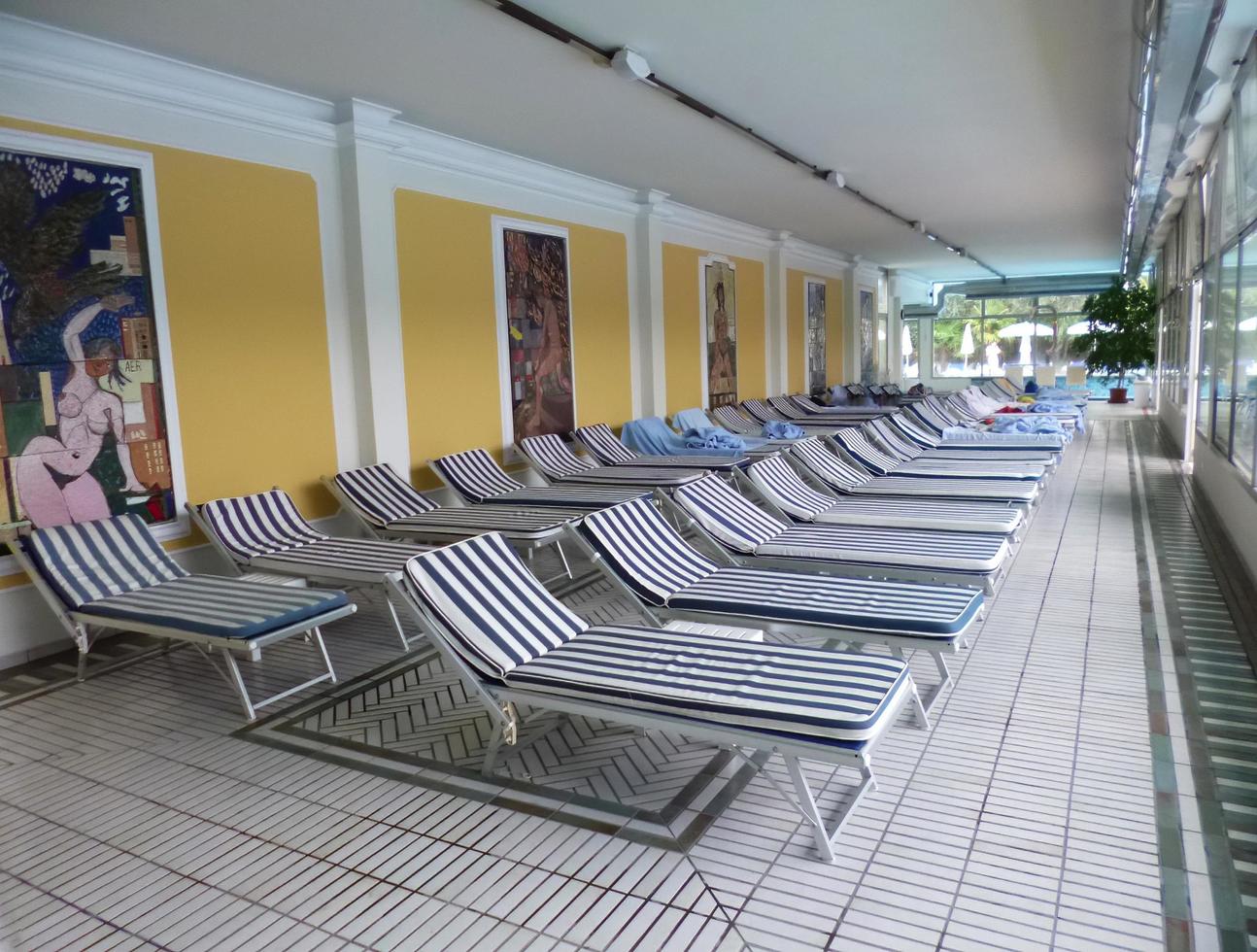 Sonnenliegen im Solarium eines luxuriösen Spa- und Wellnesscenters. Italien foto