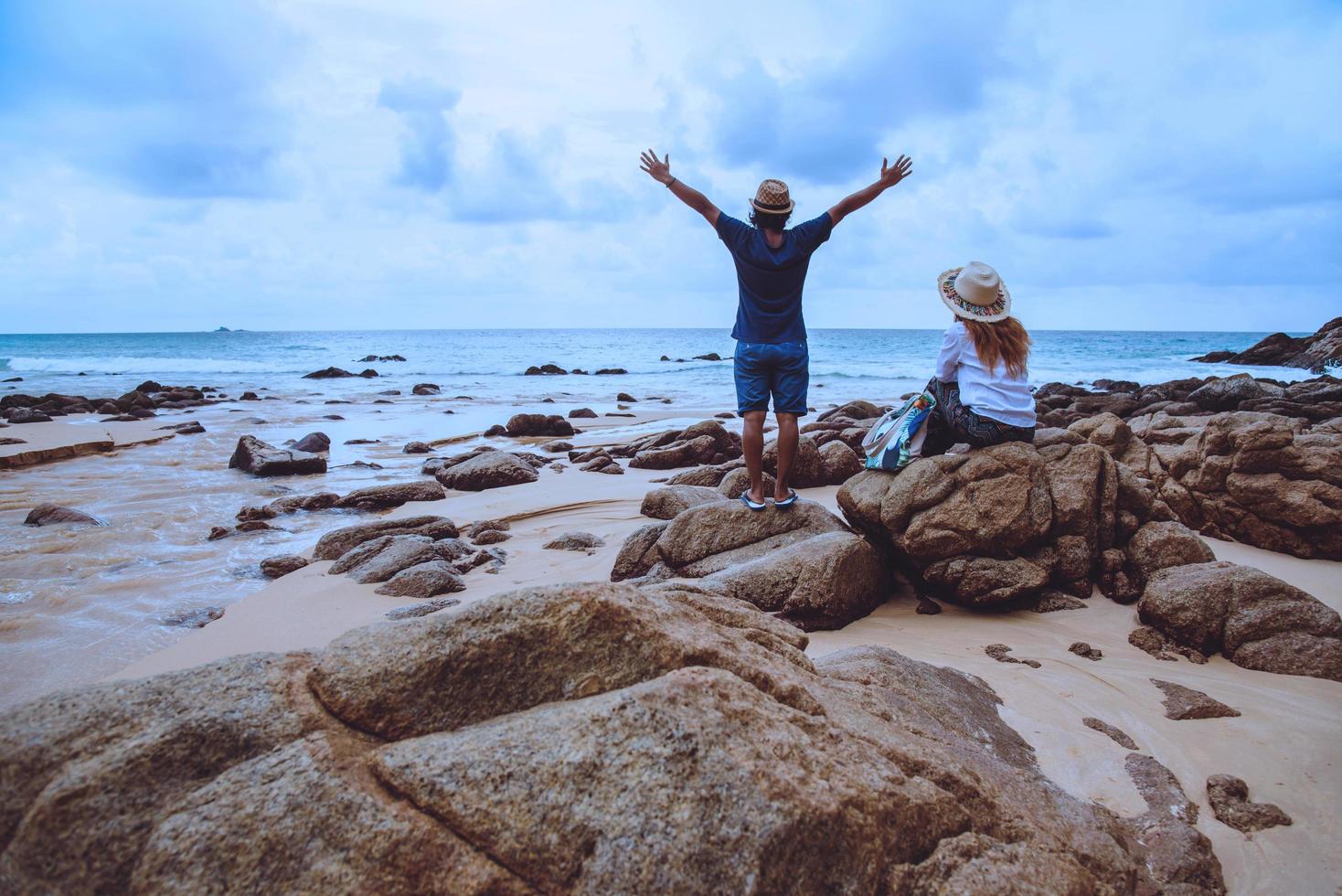 asiatische Liebhaberfrau und -mann reisen Natur. Reisen entspannen. auf den Felsen am Meer. im Sommer. Thailand foto