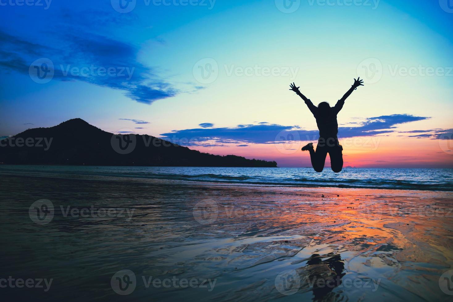 asiatische Frau Spaß beim Springen und glücklich mit Strandtourismus. Sommer foto