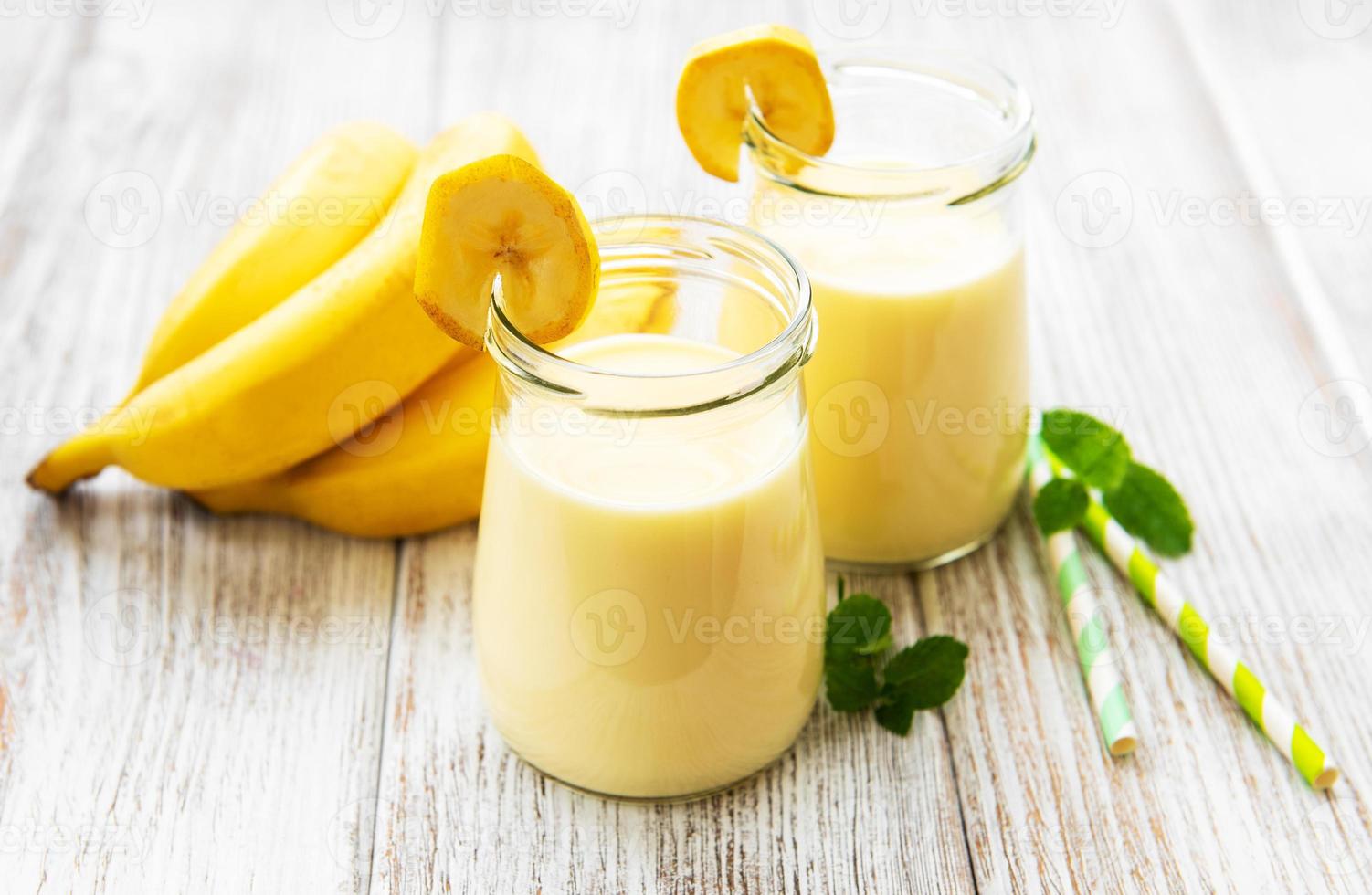 Bananenjoghurt und frische Bananen foto