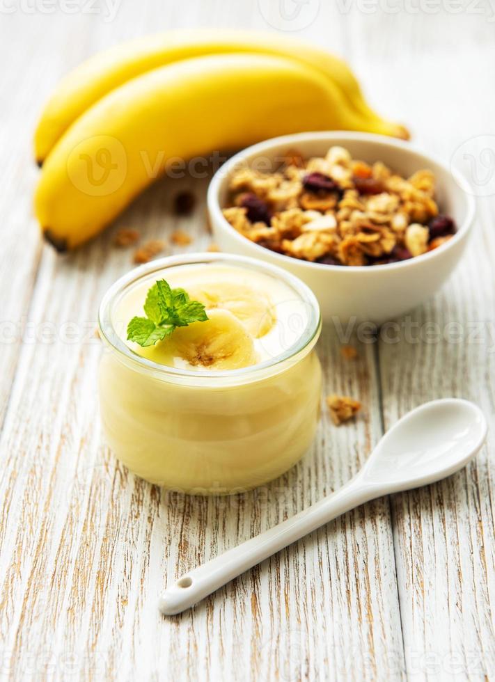 Bananenjoghurt, Müsli und frische Bananen foto