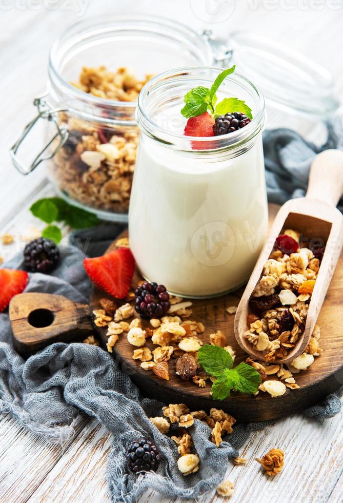 gesundes Frühstück, Joghurt und Müsli foto