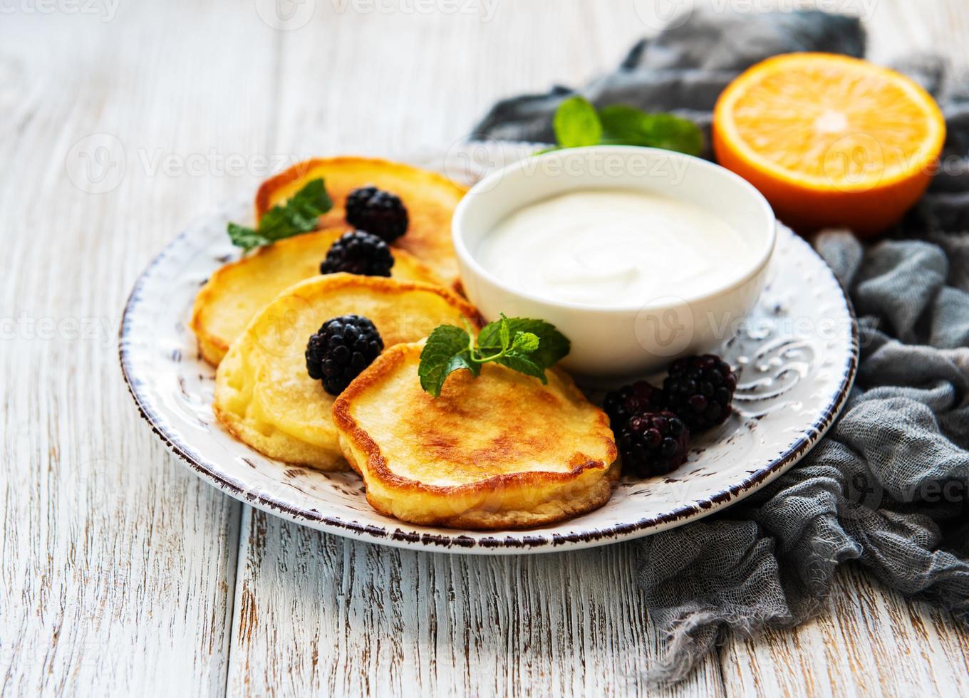 leckere Pfannkuchen mit Brombeeren foto