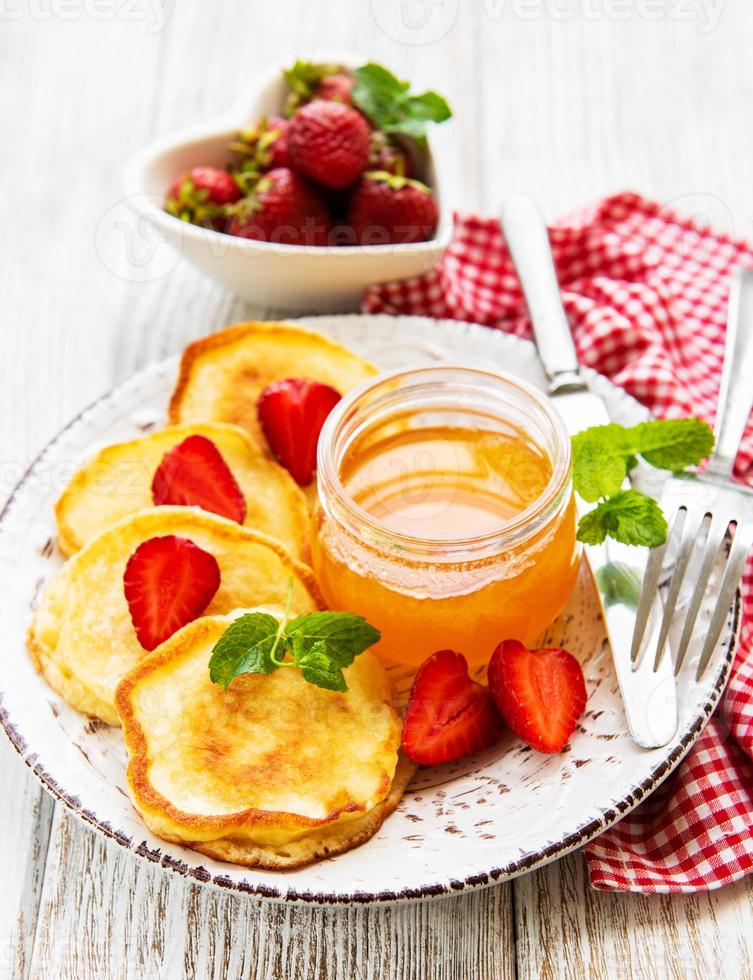 leckere Pfannkuchen mit Erdbeere foto