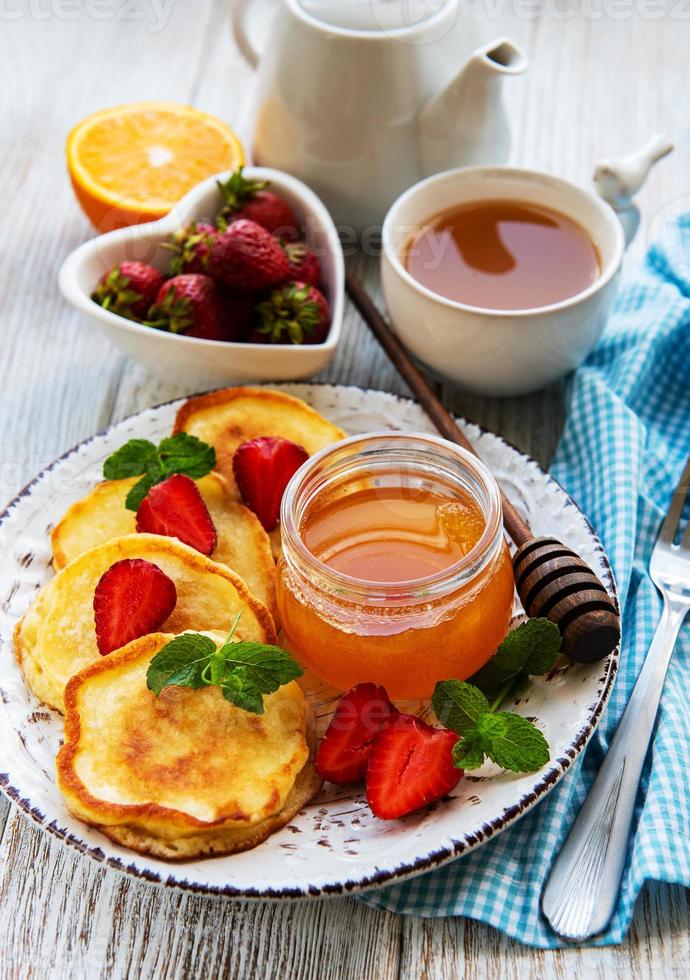 leckere Pfannkuchen mit Erdbeere foto