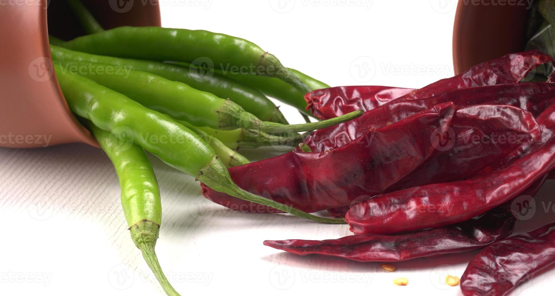 Frische lange indische grüne Chilis auf Holzhintergrund. foto