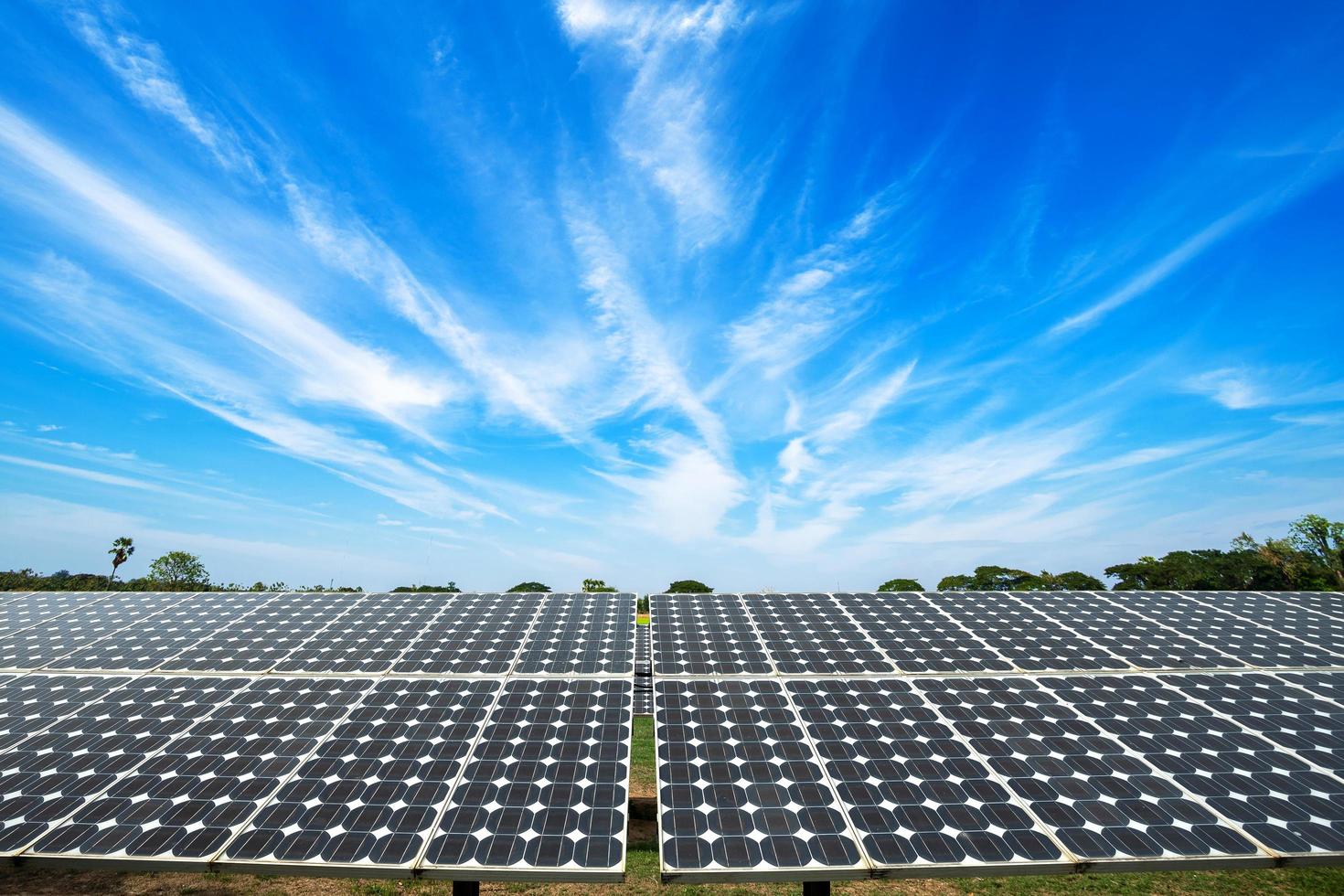 Sonnenkollektor auf blauem Himmelshintergrund, alternatives Energiekonzept, saubere Energie, grüne Energie. foto