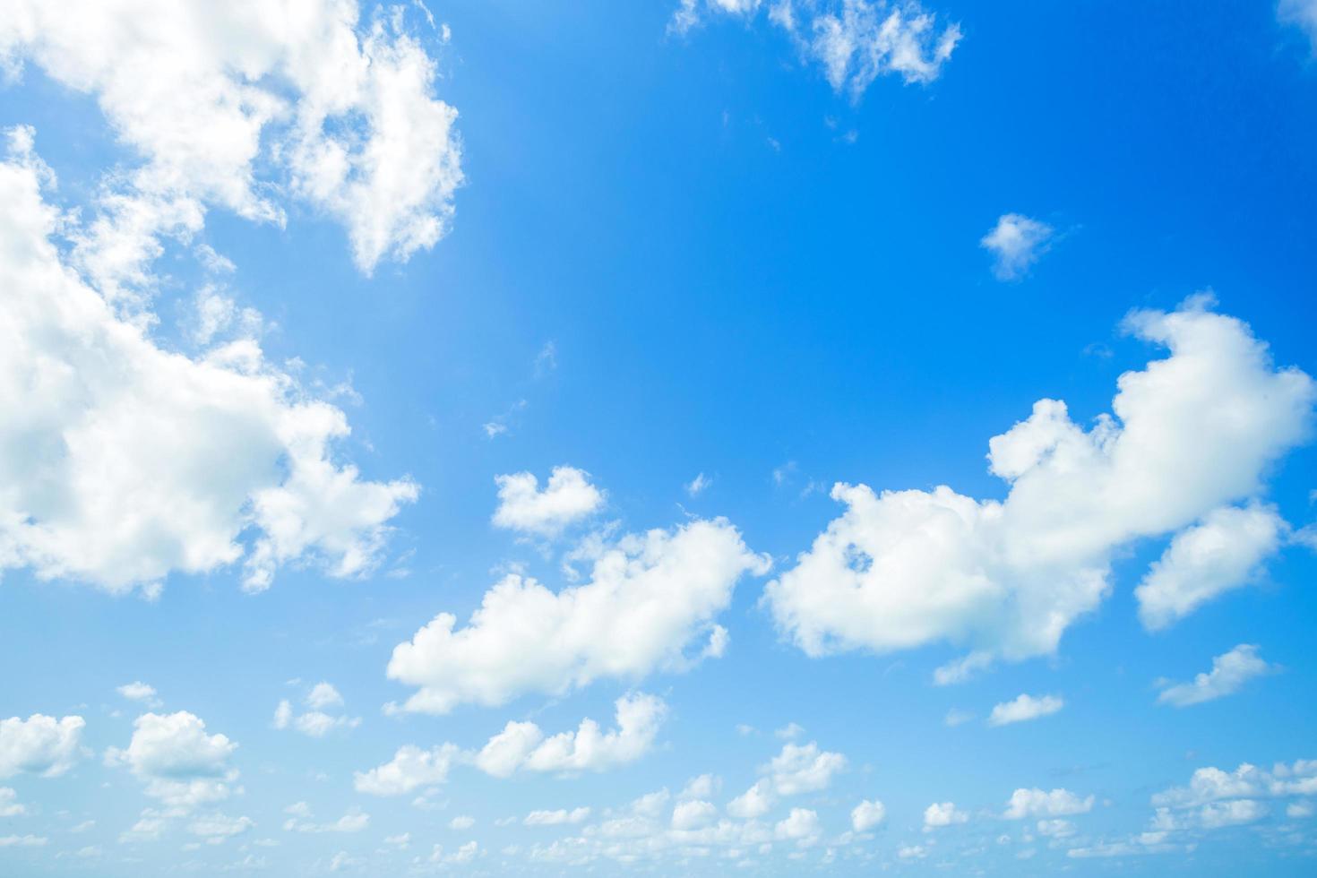 blauer Himmel Hintergrundtextur mit weißen Wolken. foto