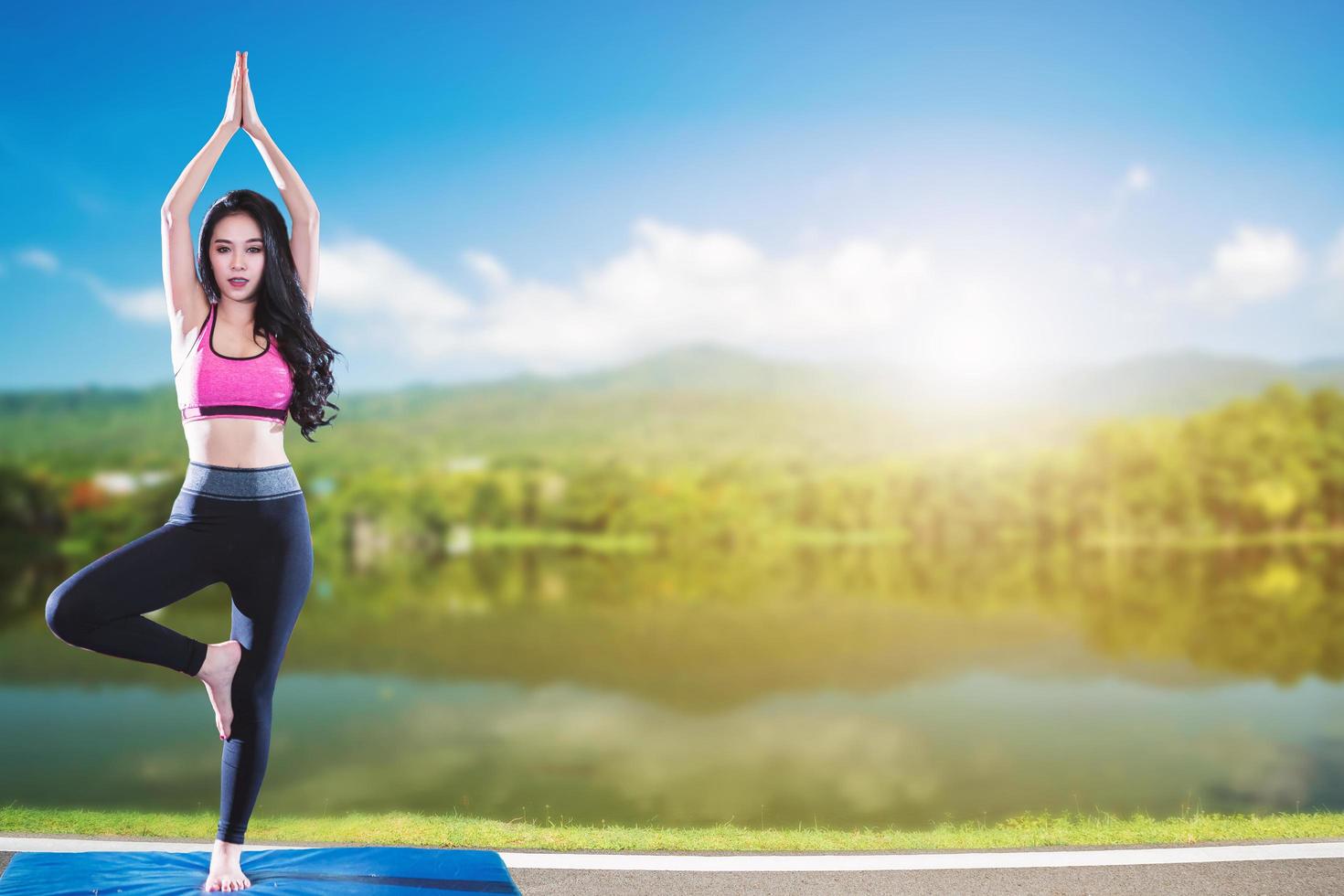 Asiatische Frauen, die Yoga-Training in der Natur des Parks praktizieren. foto