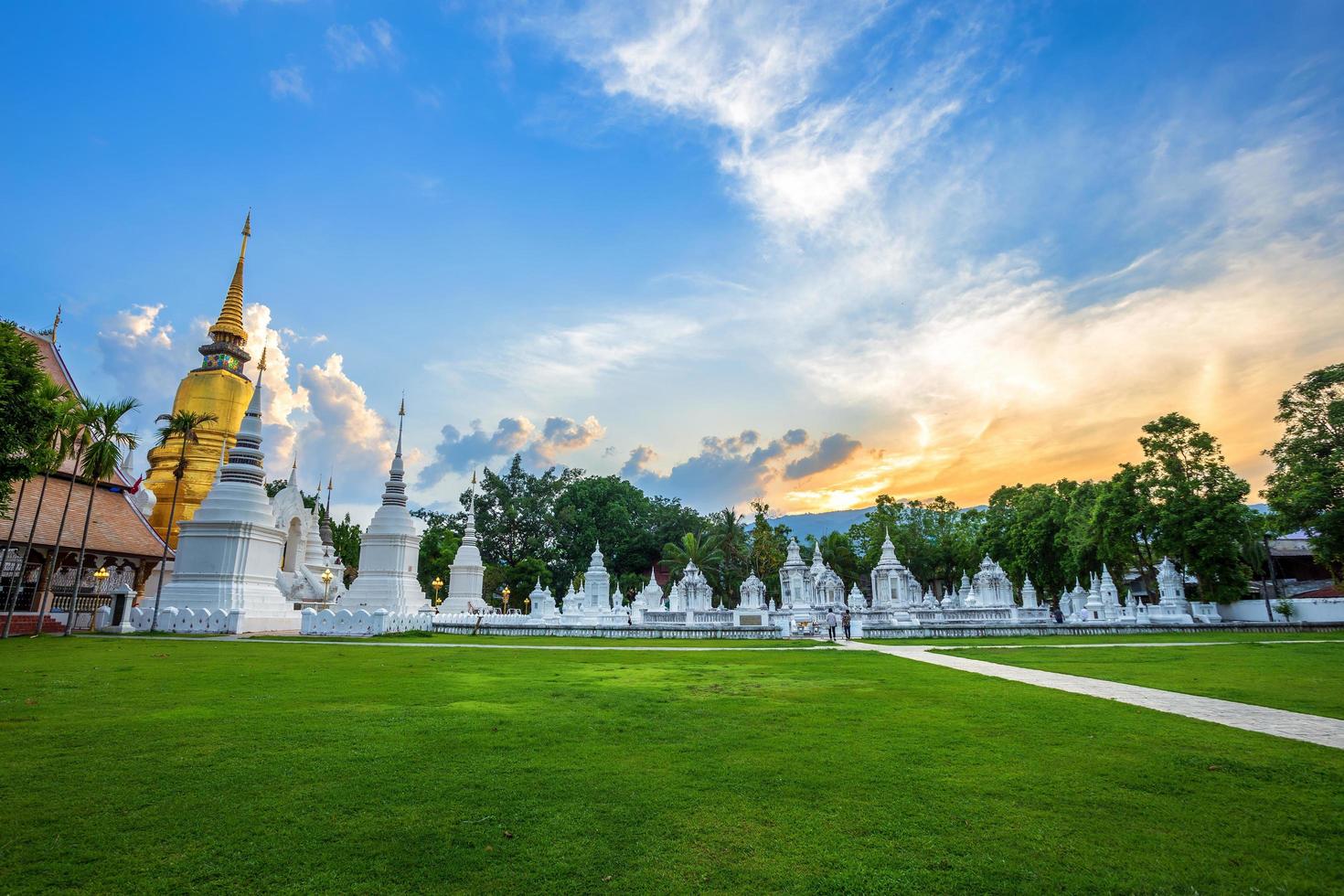 Wat Suan Dok ist ein buddhistischer Tempel bei Sonnenuntergang Himmel ist eine wichtige Touristenattraktion in Chiang Mai, Thailand. foto