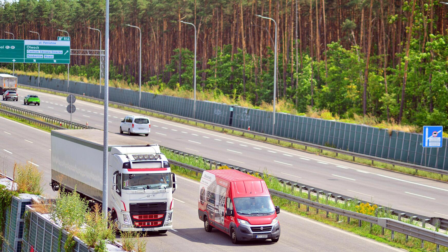 Warschau, Polen. 24 Juli 2024. Aussicht von Autos auf das Schnellstraße s2, Süd- Bypass von Warschau im Wasser Bezirk. foto