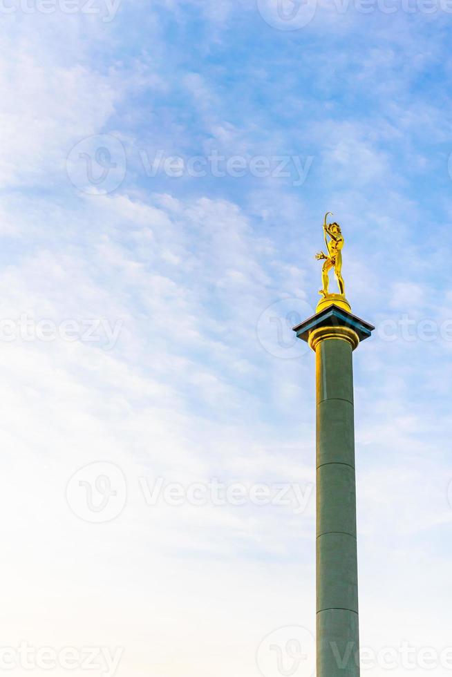 siauliai goldene junge statue foto