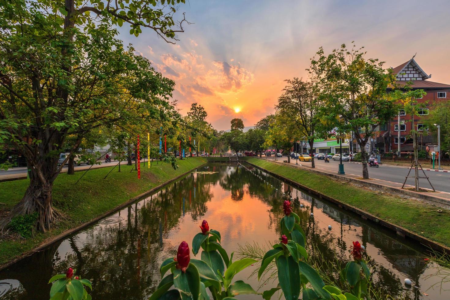 Matahari Terbenam in der Altstadt die meiste Zeit des Abends in Chiang Mai, Thailand. foto