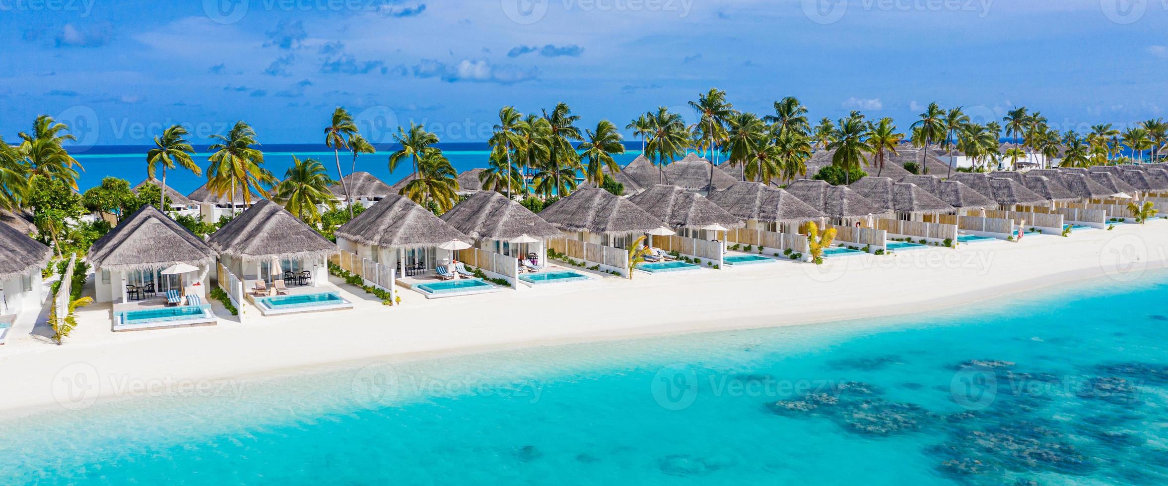 perfekte Luftlandschaft, tropisches Luxusresort oder Hotel mit Wasservillen und wunderschöner Strandlandschaft. erstaunliche Vogelperspektive auf den Malediven, Landschaftsmeerblick-Luftbild über die Malediven foto