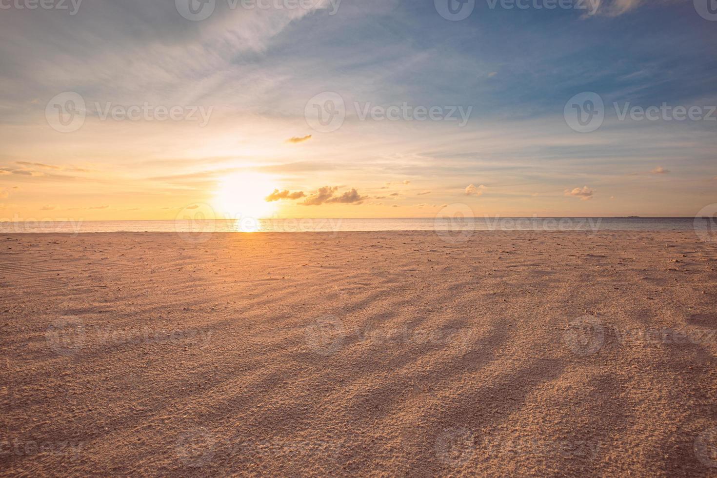 Nahaufnahme Meer Sandstrand. Panorama Strandlandschaft. inspirieren tropischen Strand Meerblick Horizont. orange und golden sonnenuntergang himmel ruhe ruhige entspannende sonnenlicht sommerstimmung. urlaub reisen urlaub banner foto