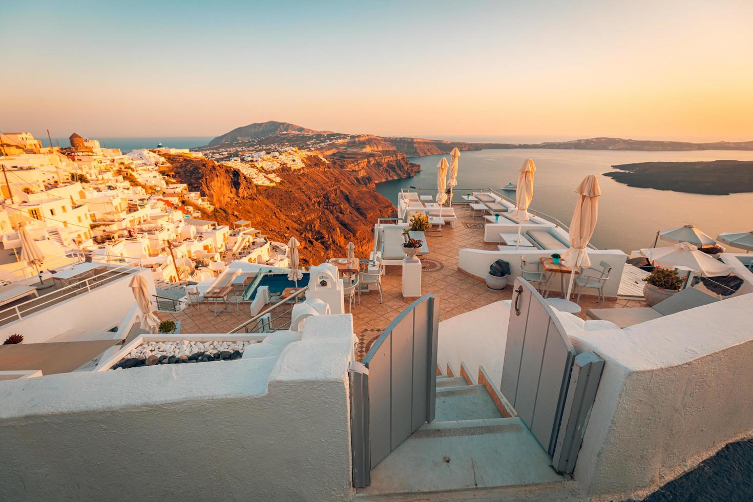 15.07.21 - schöner sonnenuntergang auf der insel santorini, fira, griechenland. Sommerlandschaft mit Meerblick. berühmtes reiseziel foto