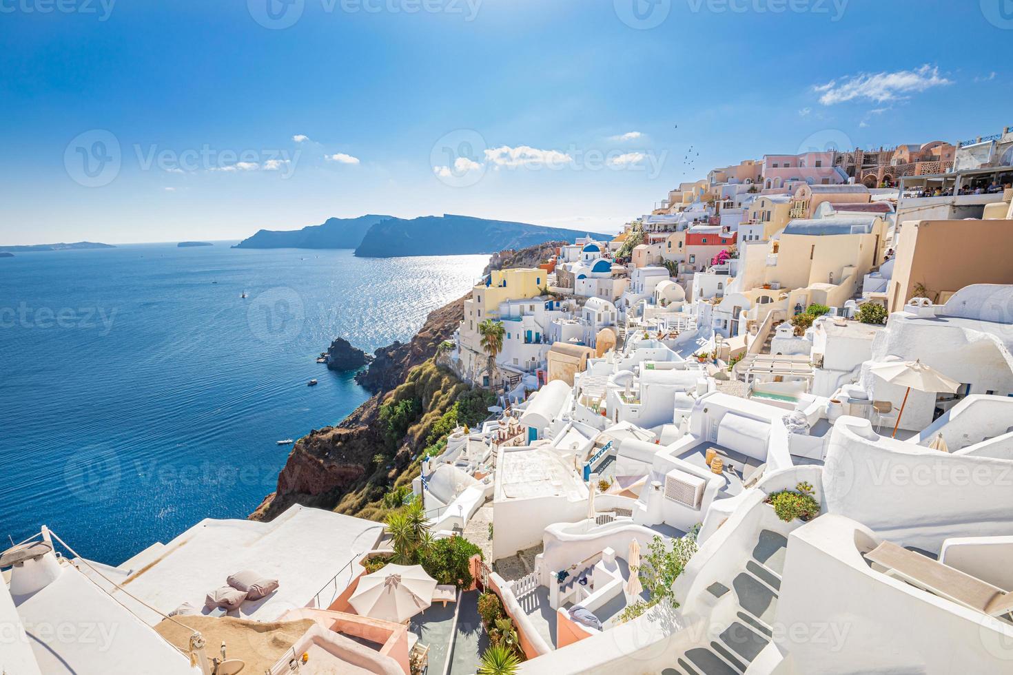 erstaunliche panoramische landschaft, luxusreiseurlaub. oia-stadt auf der insel santorini, griechenland. traditionelle und berühmte Häuser und Kirchen mit blauen Kuppeln über der Caldera, Ägäis foto